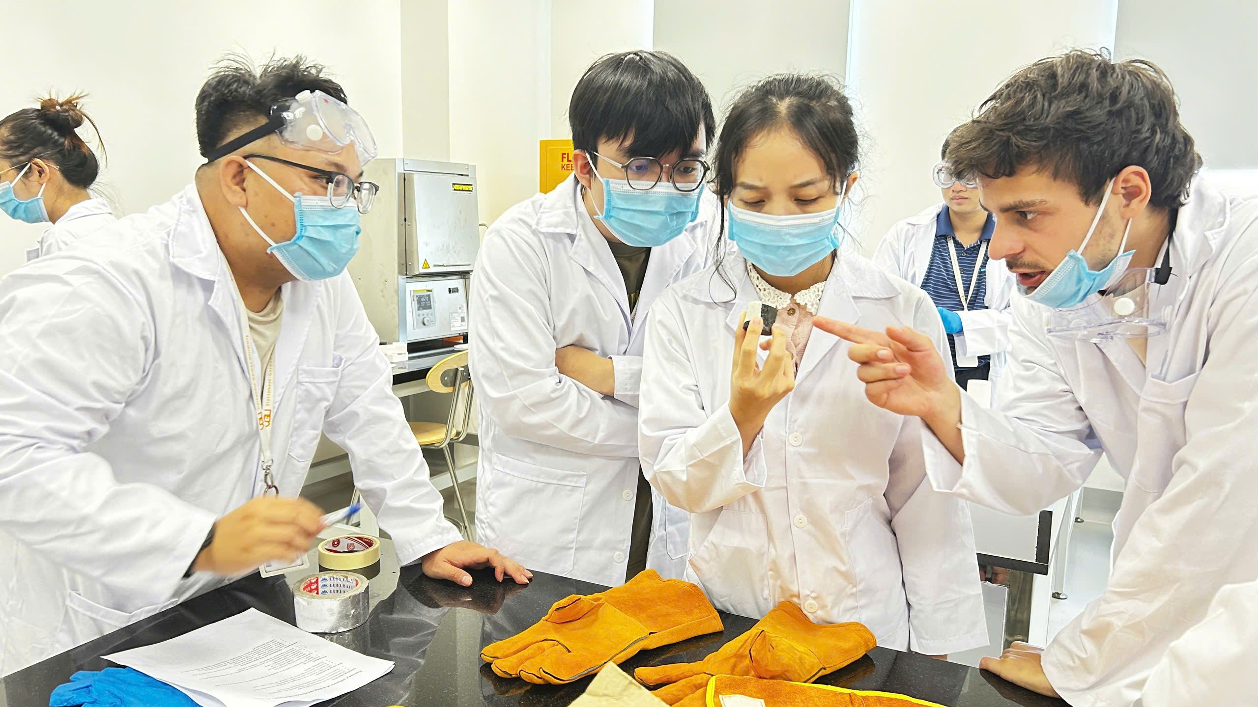 VGU MSI Students discussing hardness results - Illustration 2