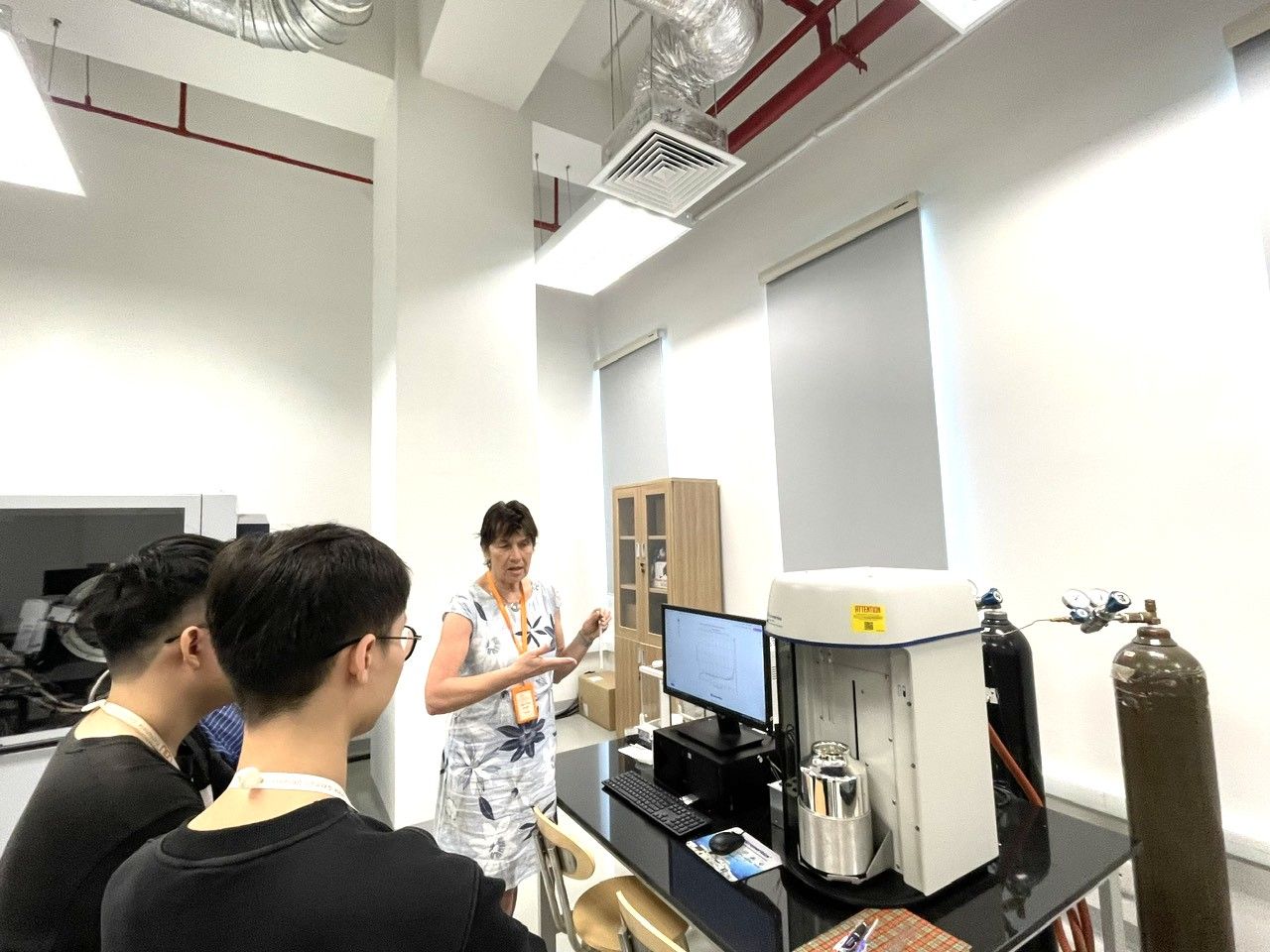 Prof. Franziska Scheffler lecturing Materials Characterization - Illustration 1