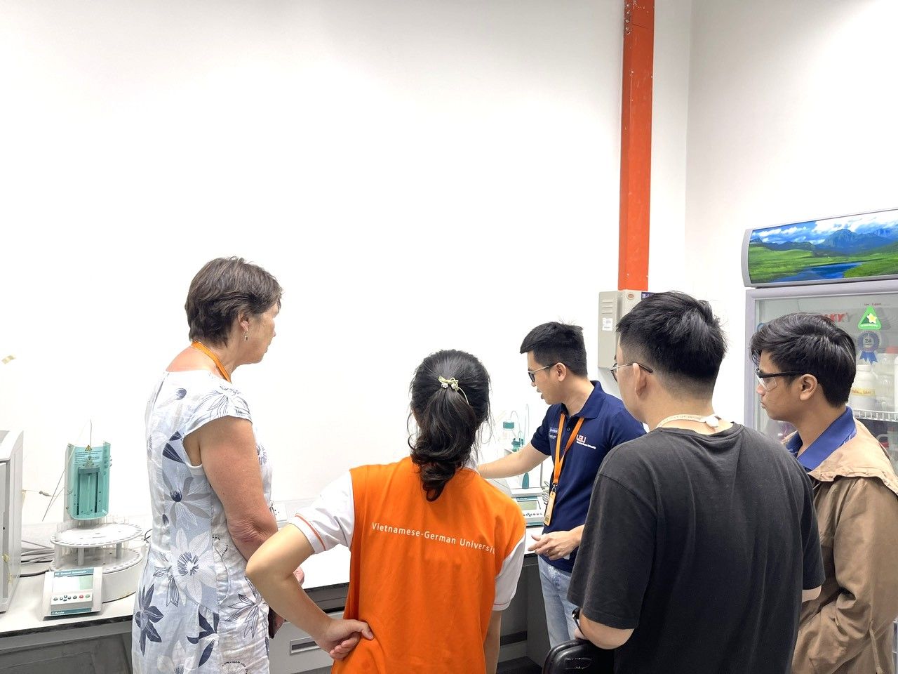 MSI Cohort in discussion about XRD patterns - Illustration 2