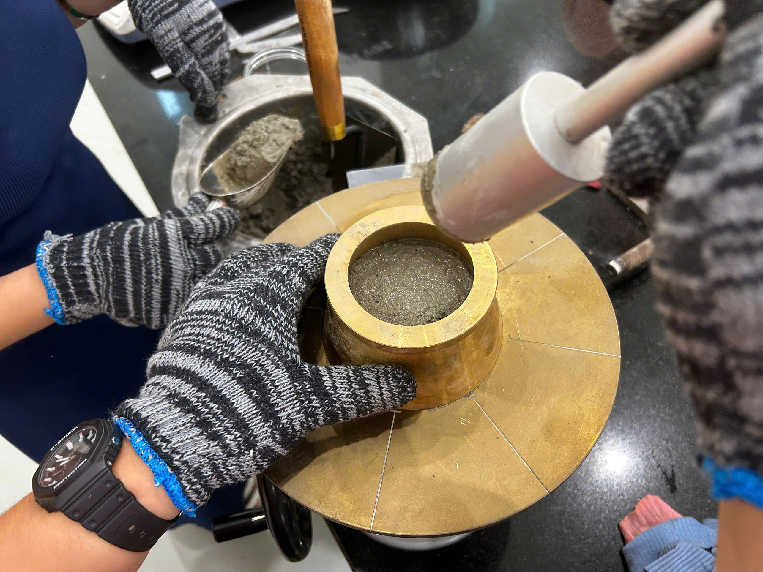 Flow table slump testing for mortar workability - Illustration 3