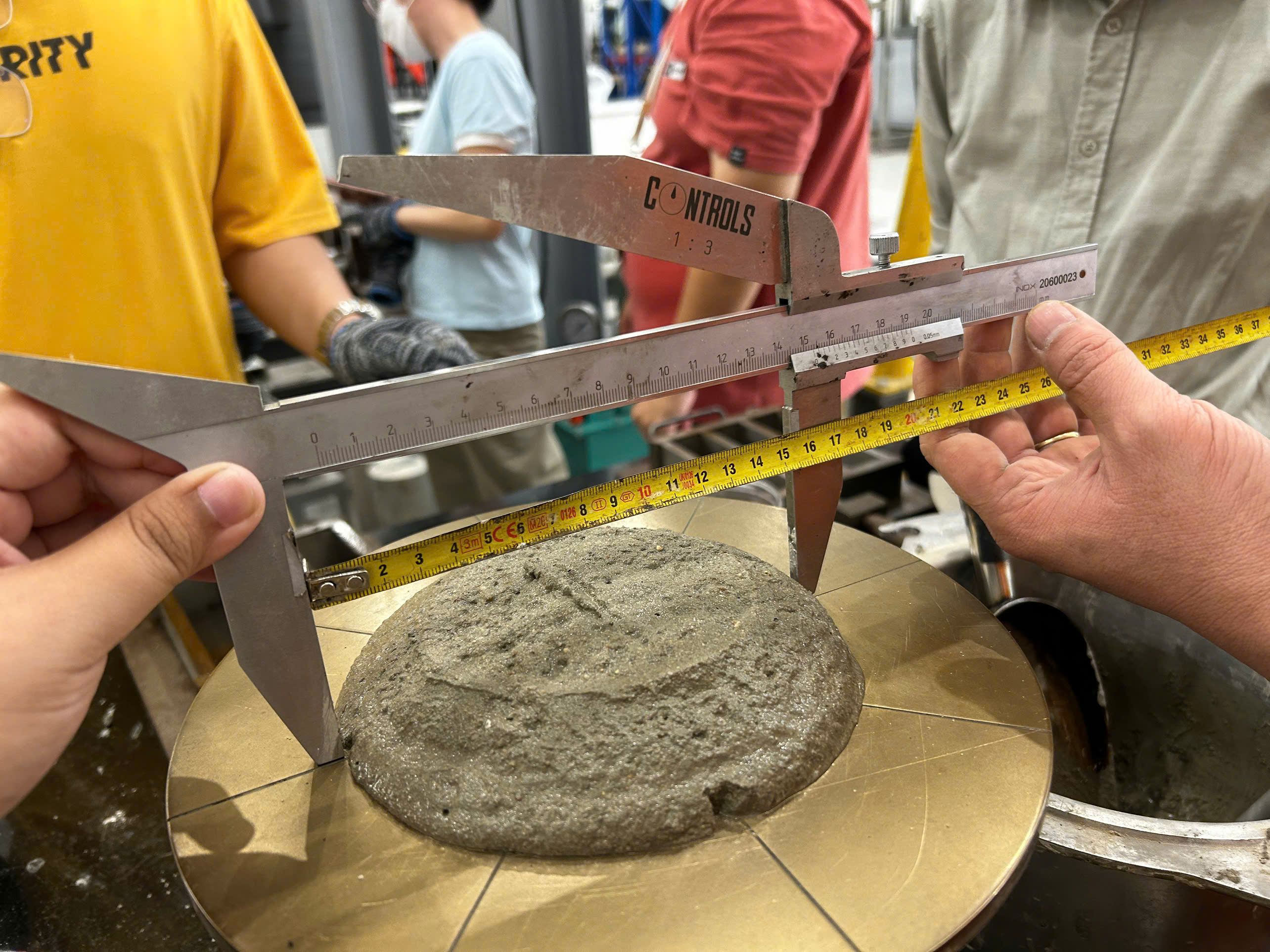 Casting fresh mortar specimens in steel molds - Illustration 4