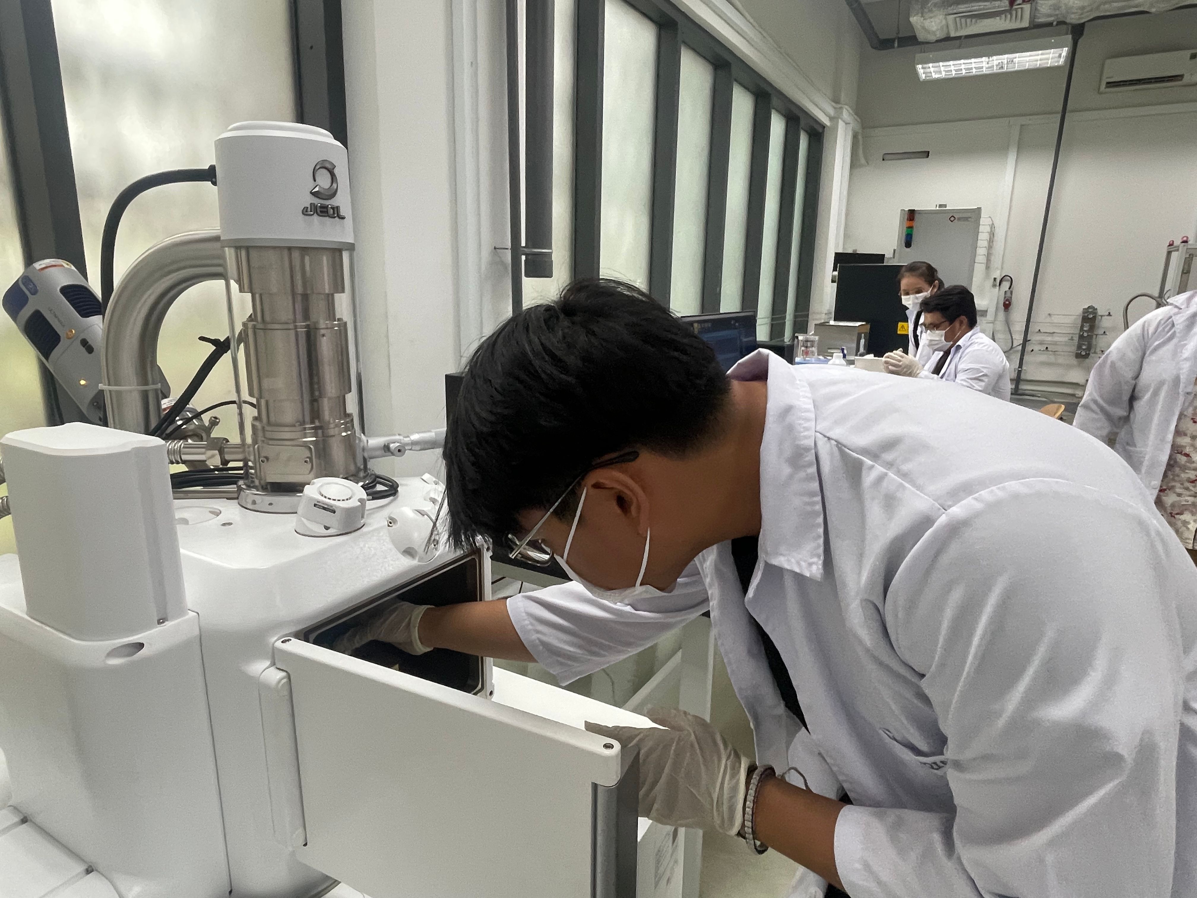Preparing powder samples for ball milling - Illustration 2