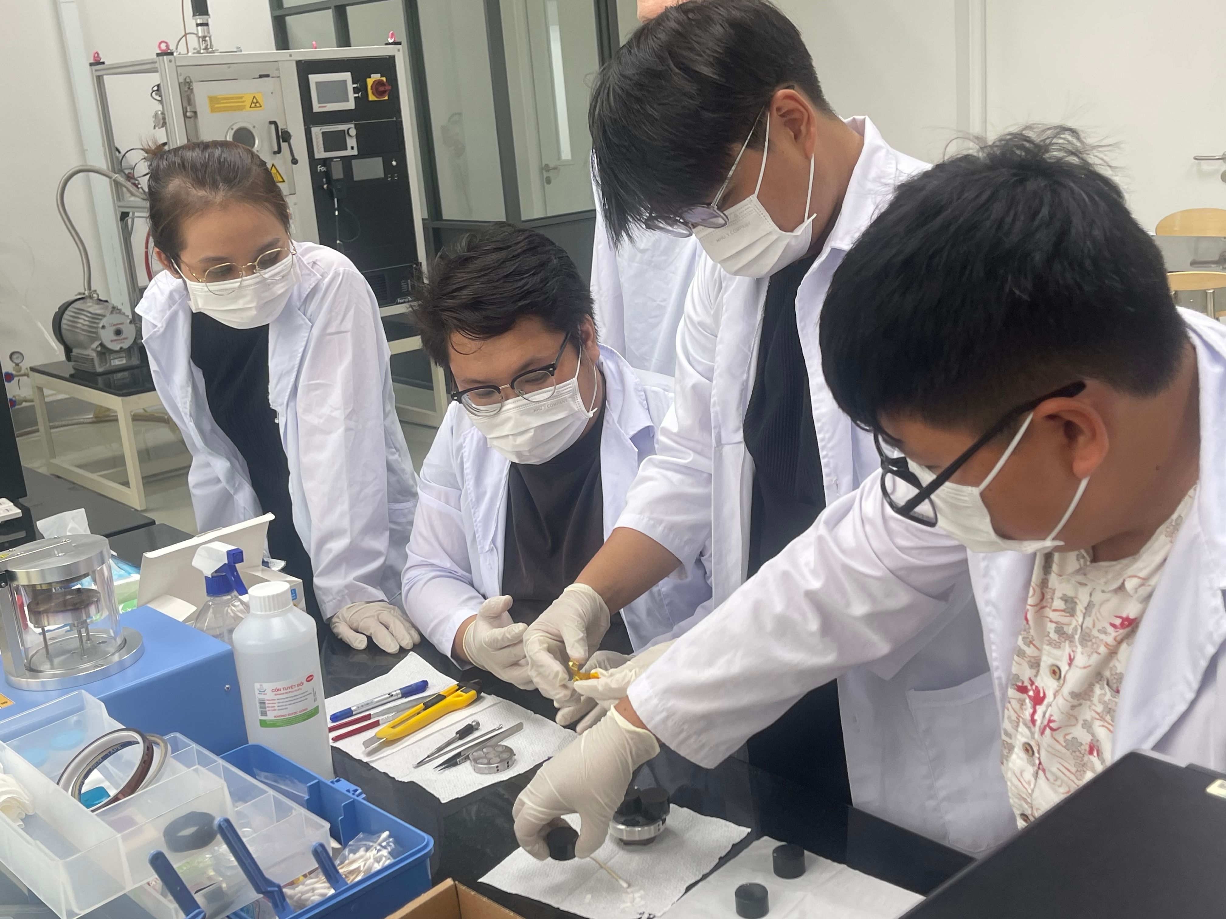 MSI cohort working in VGU materials lab - Illustration 6