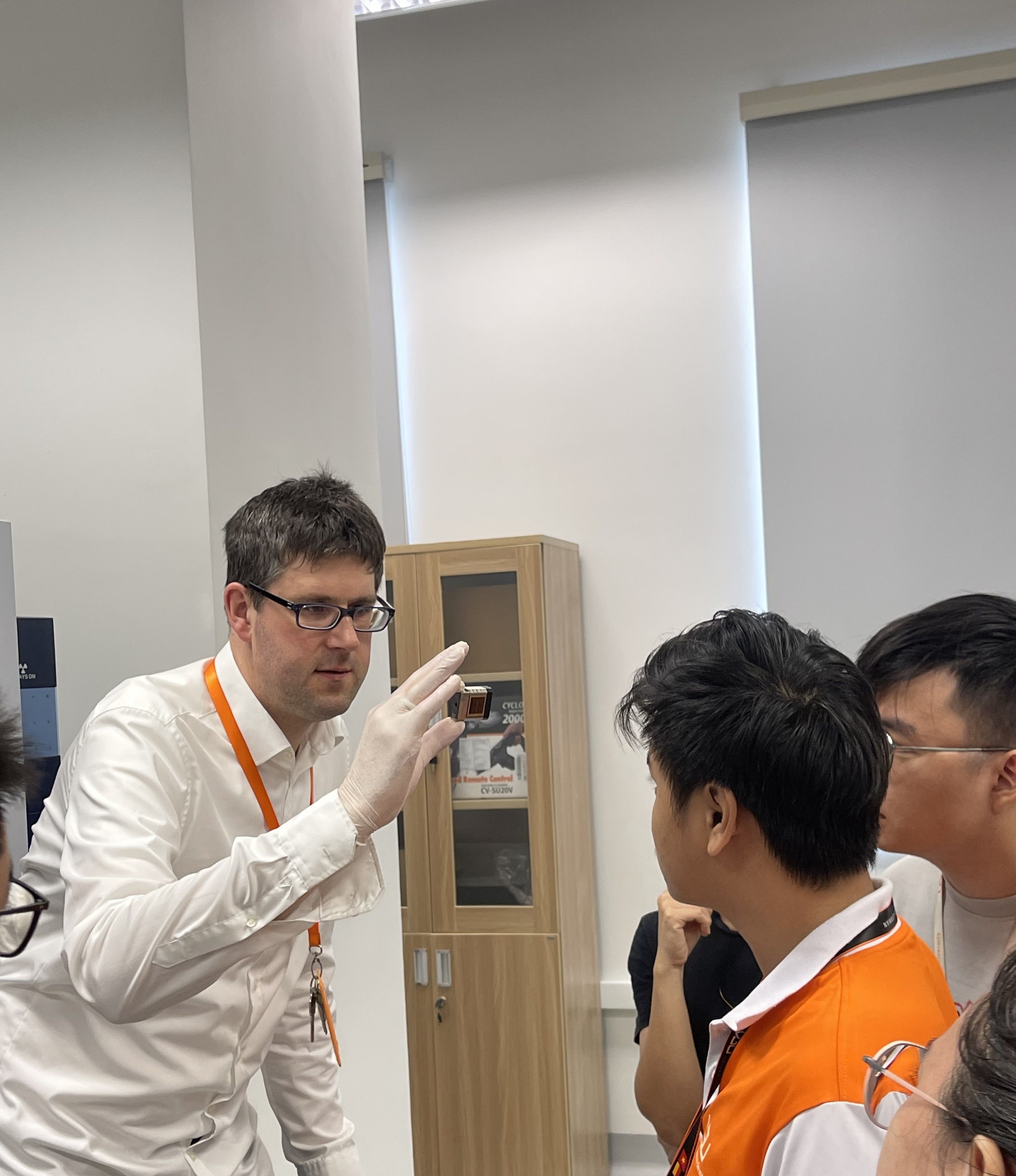Dr. Ulf Betke demonstrating SEM sample loading - Illustration 1