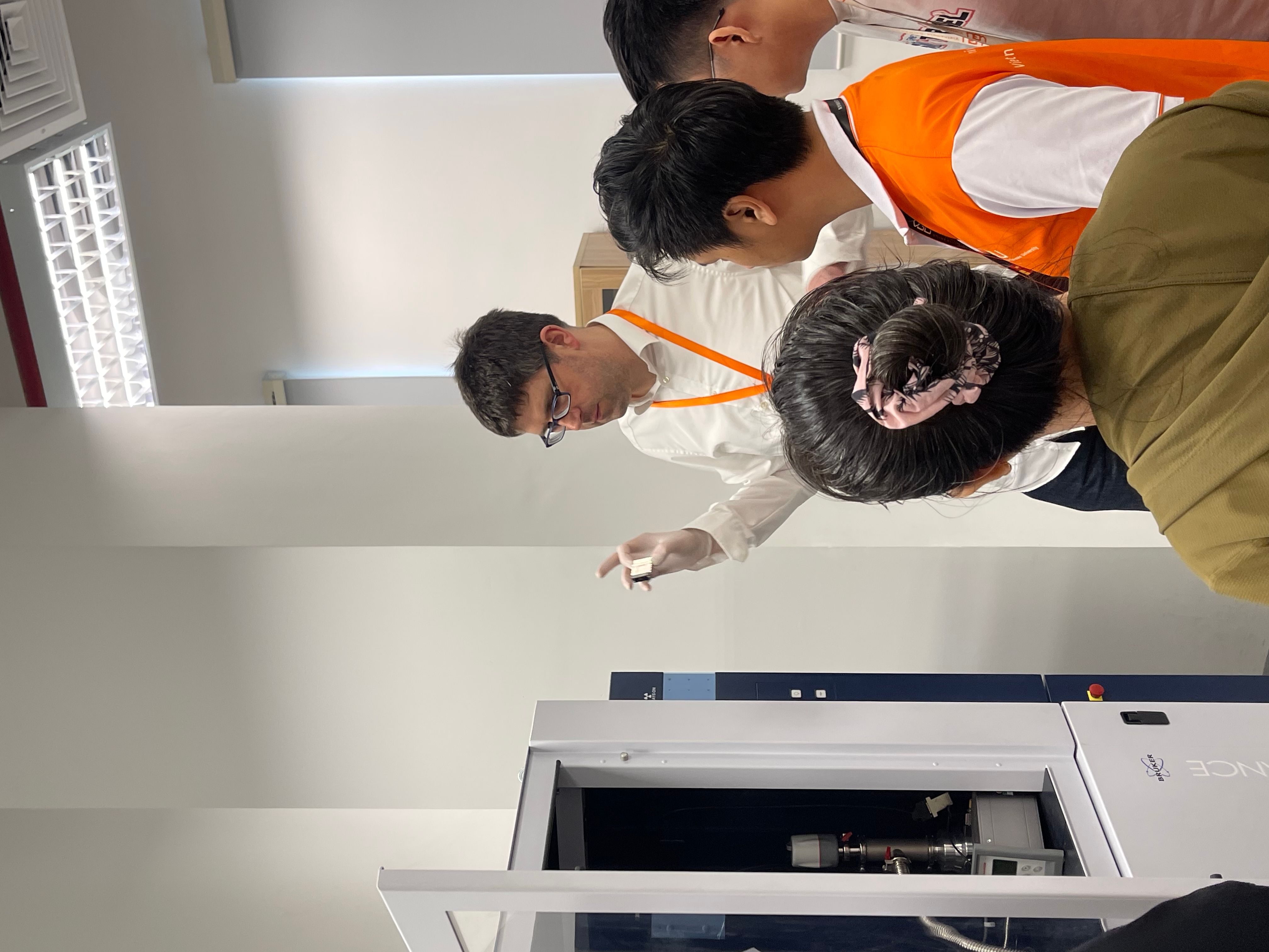MSI Cohort observing high-resolution electron micrographs - Illustration 2