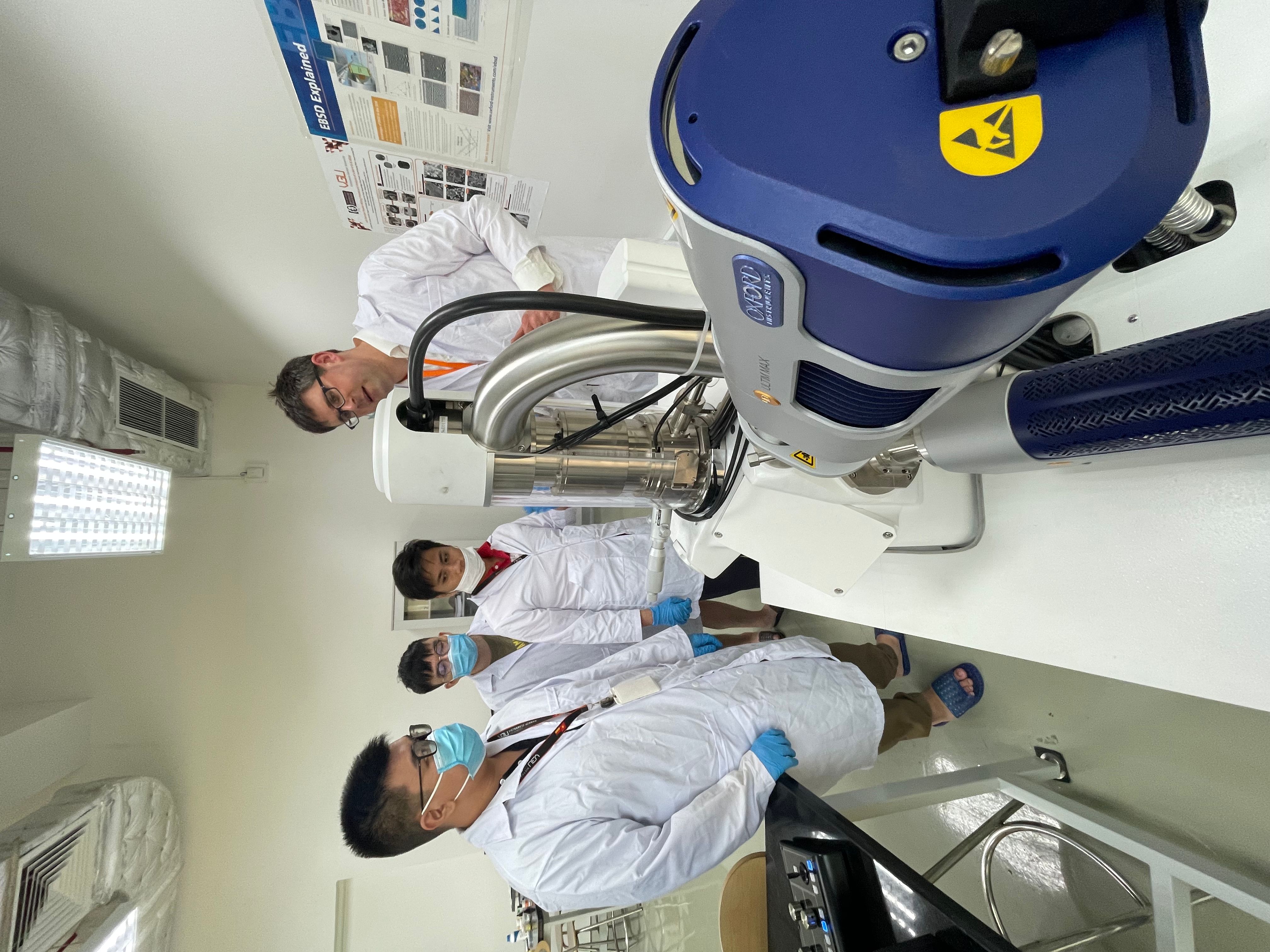 XRD diffractometer in VGU materials science lab - Illustration 3