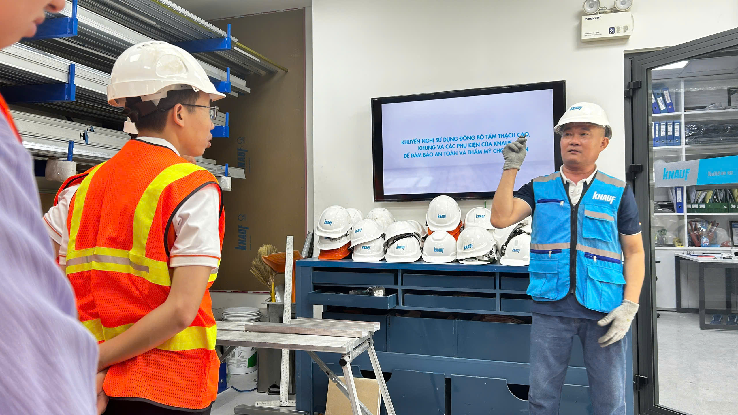 Knauf factory floor and automated dosing system - Illustration 1