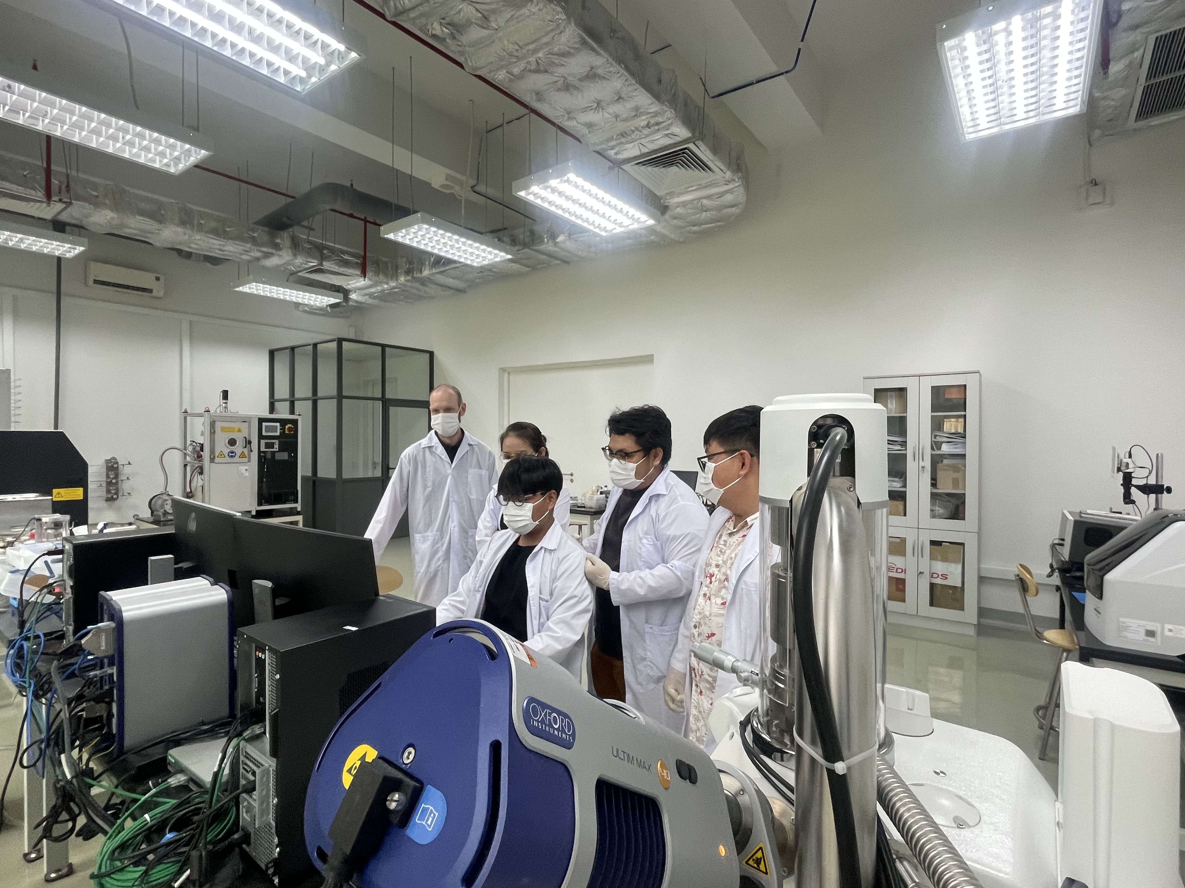 VGU MSI students conducting high-temperature alloy tests - Illustration 1