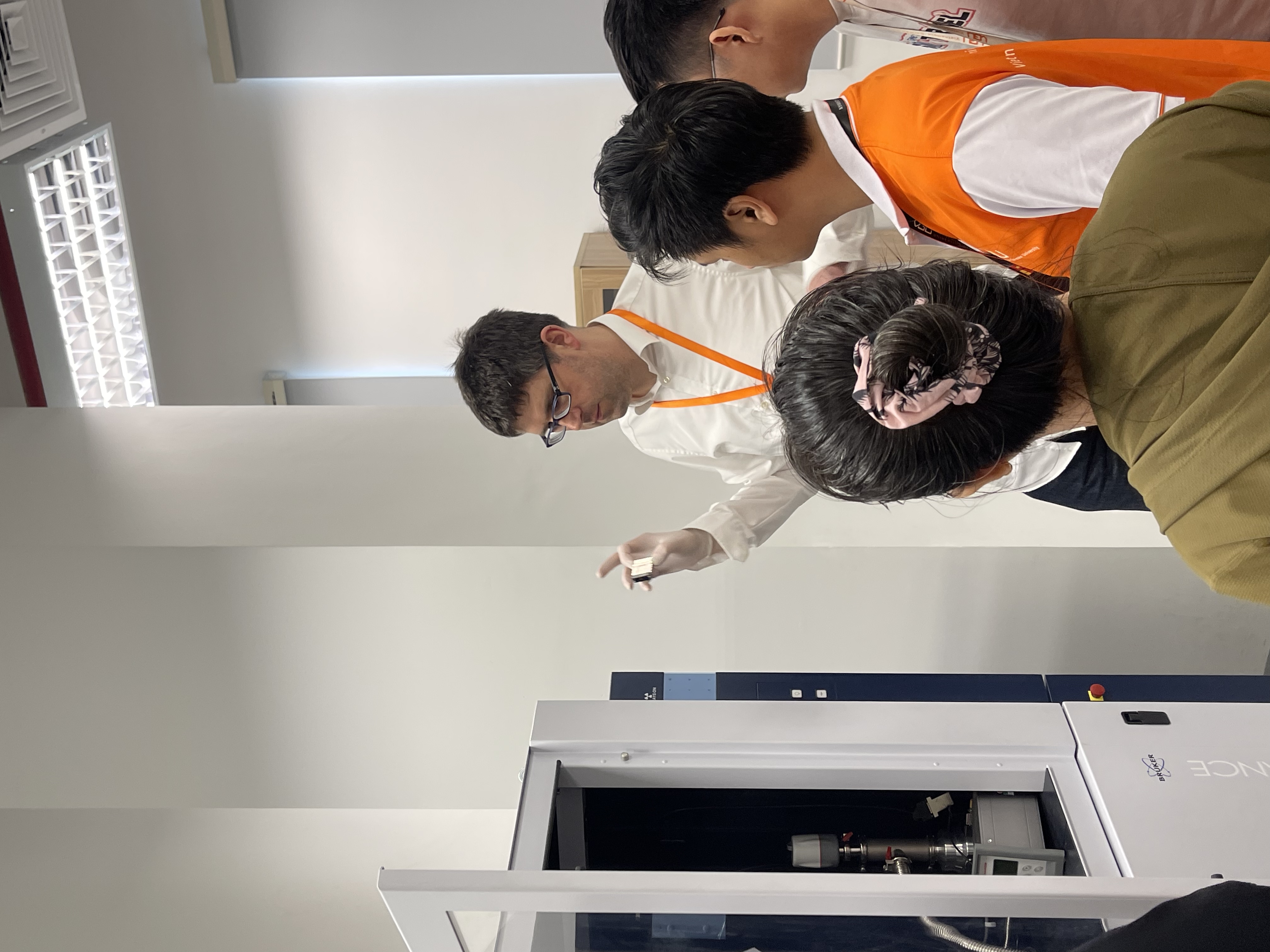 MSI Cohort observing high-resolution electron micrographs - Illustration 2
